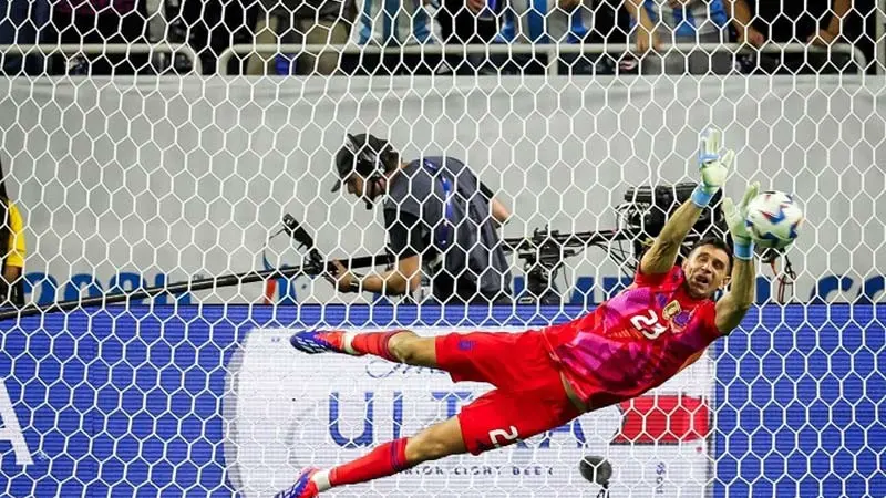 Khả năng phản xạ và chiêu trò trên chấm phạt đền là đặc sản của Emiliano Martinez